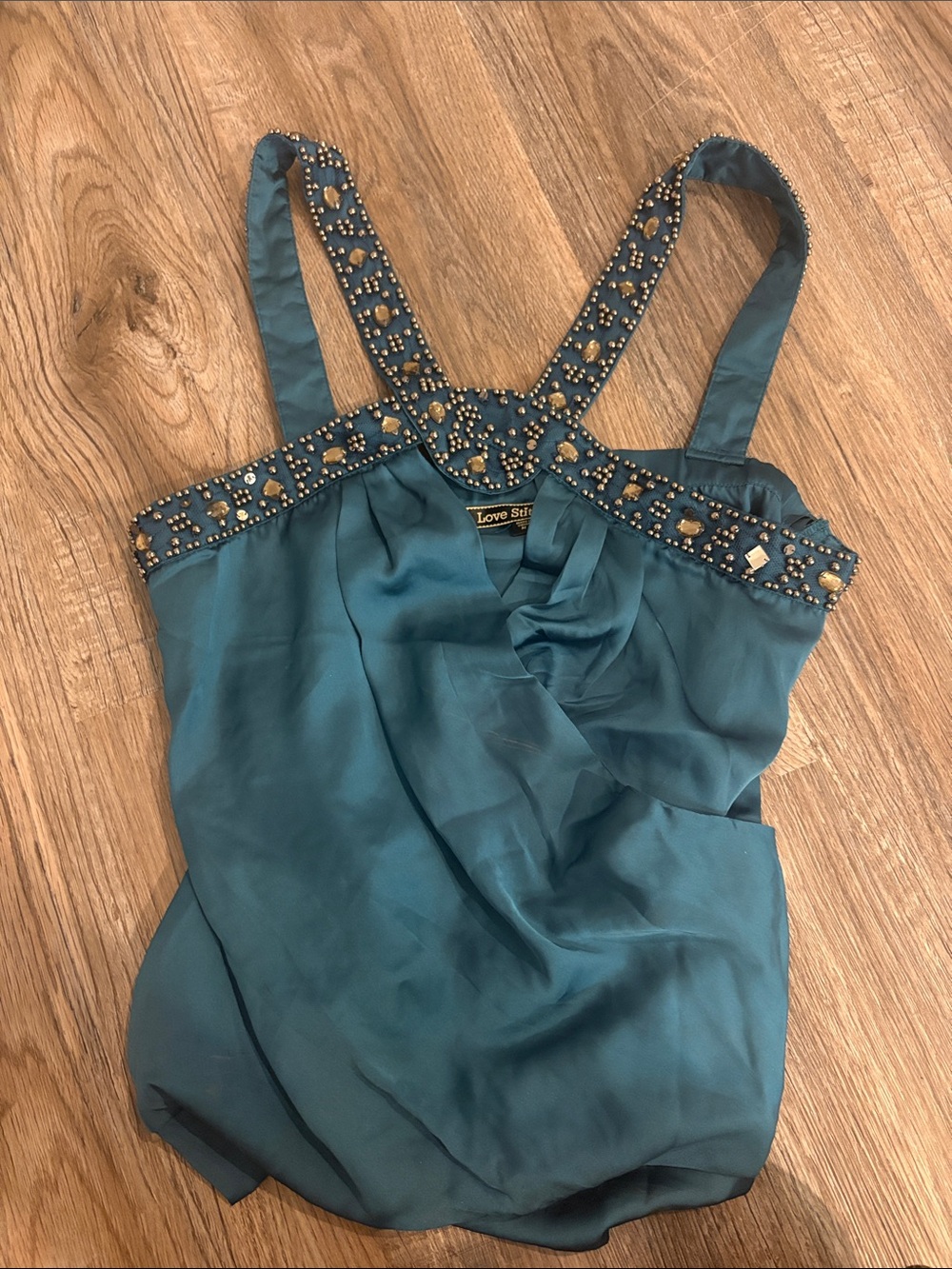 Keyhole beaded top